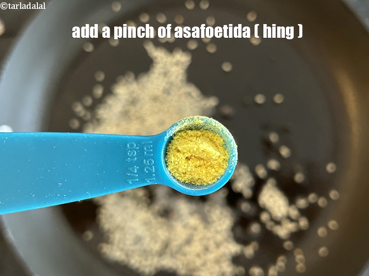 स्टेप 34 – एक चुटकी&nbsp;<a href=""https://www.tarladalal.com/glossary-asafoetida-hing-hindi-113i"">हींग</a>&nbsp;डालें।