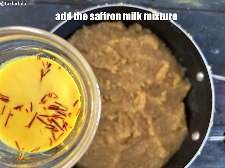 स्टेप 33 – तैयार केसर-दूध का मिश्रण डालें।