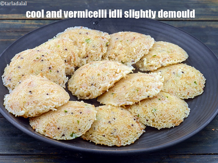 स्टेप 33 – ठंडा करें और सेवई इडली को डीमोल्ड करें।