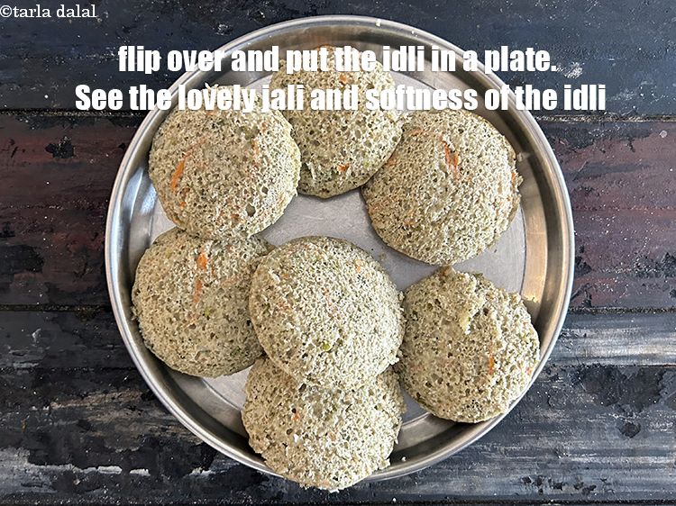 स्टेप 33 – <strong>हरी मूंग दाल और&nbsp; वेजिटेबल&nbsp;इडली को</strong>&nbsp;पलट&nbsp;कर प्लेट में रख लीजिये।&nbsp;इडली …