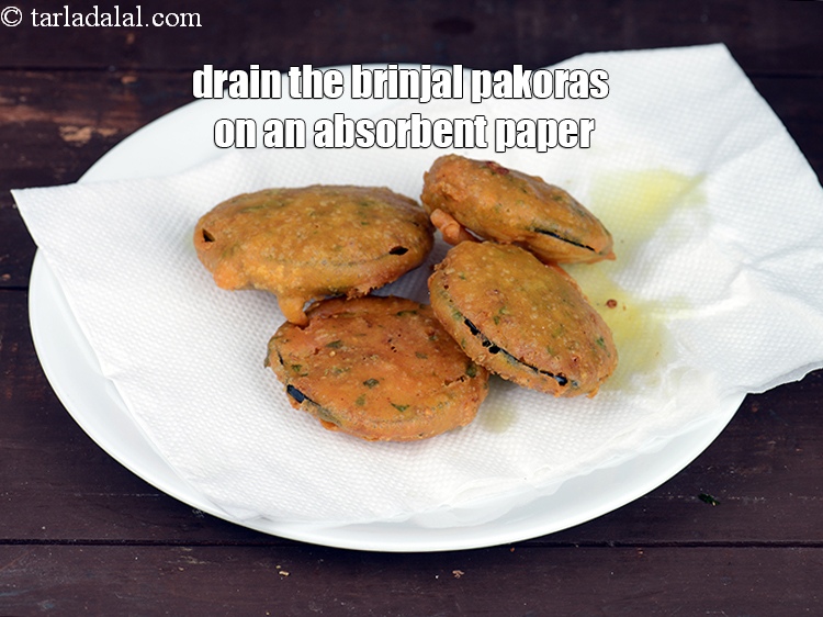 Step 34 – Drain the aloo pakoras on an absorbent paper.&nbsp;