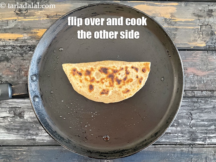 स्टेप 36 – पलटें और दूसरी तरफ से भी पकाएं।