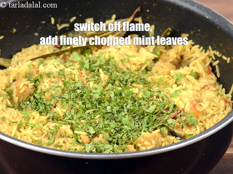 स्टेप 33 – आंच बंद कर दें और २ टेबल-स्पून&nbsp;<a href=""https://www.tarladalal.com/glossary-mint-leaves-pudina-phudina-hindi-521i"">पुदीने के पत्ते</a>&nbsp;डालें …