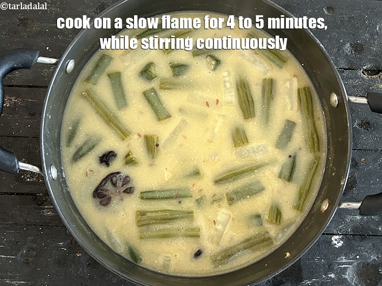 स्टेप 34 – धीमी आंच पर लगातार हिलाते हुए 4 से 5 मिनट …