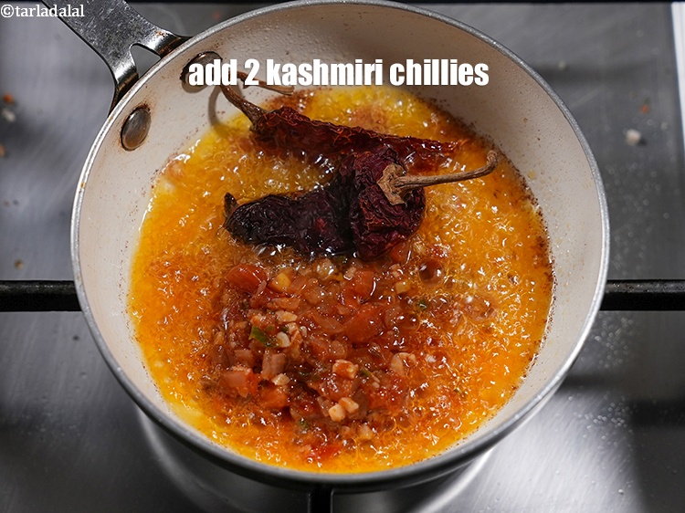 स्टेप 34 – २&nbsp;<a href=""https://www.tarladalal.com/glossary-whole-dry-kashmiri-red-chillies-kashmiri-mirch-kashmiri-lal-mirch-hindi-332i"">साबुत सूखी कश्मीरी लाल मिर्च</a>&nbsp;डालें।