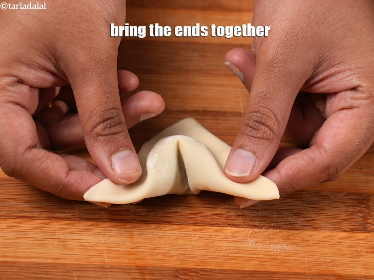 स्टेप 34 – सिरों को एक साथ लाओ।