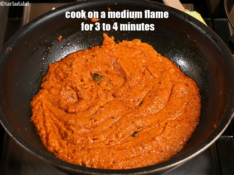 स्टेप 34 – मध्यम आंच पर 3 से 4 मिनट तक पकाएं।