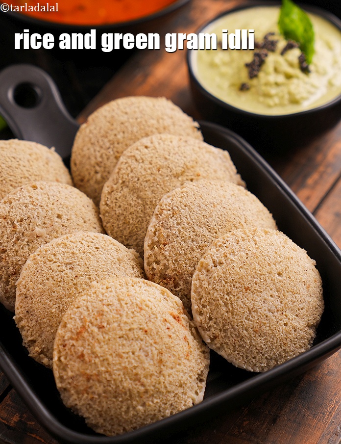 स्टेप 33 – <strong>चावल और मूंग दाल इडली</strong> को <a href=""https://www.tarladalal.com/sambhar--how-to-make-sambhar-south-indian-recipe-hindi-32735r"" target=""_blank""><strong>सांभर</strong></a> और …