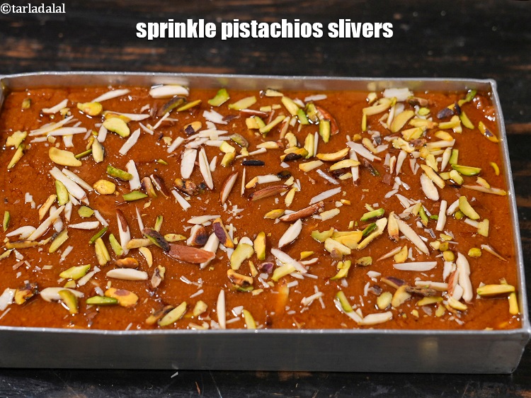 स्टेप 34 – १&nbsp; टेबल-स्पून&nbsp;<a href=""https://www.tarladalal.com/glossary-pistachio-slivers-hindi-894i"">पिस्ता के कतरन</a>&nbsp;छिड़कें।