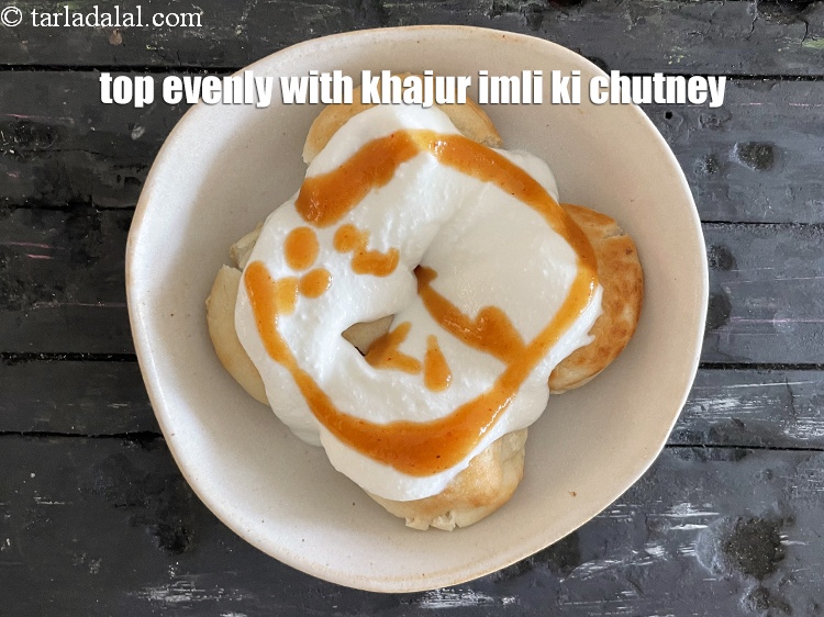 Step 34 – Top with&nbsp;1 tbsp of khajur imli ki chutney.