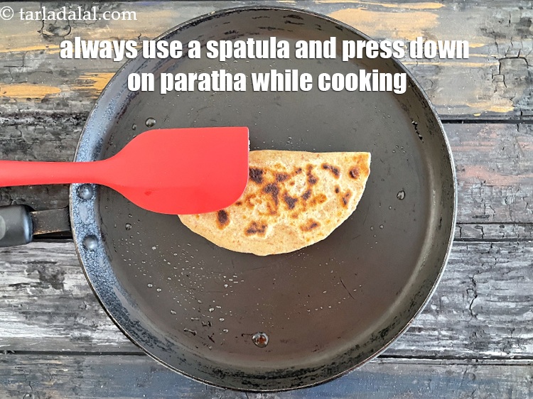 स्टेप 37 – पराठा पकाते समय हमेशा स्पैचुला का इस्तेमाल करें और उसे …
