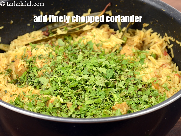 स्टेप 34 – २ टेबल-स्पून&nbsp;बारीक&nbsp;<a href=""https://www.tarladalal.com/glossary-chopped-coriander-hindi-783i"">कटा हुआ हरा धनिया</a>&nbsp;डालें।