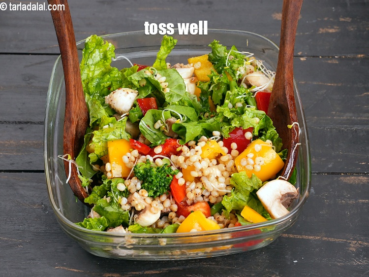 Step 34 – Toss <strong>jowar kale palak salad&nbsp;| spinach, capsicum, alfalfa sprouts salad |&nbsp;</strong>well.
