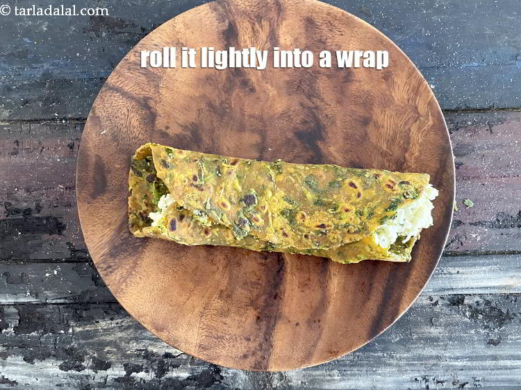 Step 34 – Roll <strong>thepla paneer wrap | &nbsp;thepla paneer veg wrap&nbsp;| healthy cauliflower thepla paratha |&nbsp;</strong>it up …
