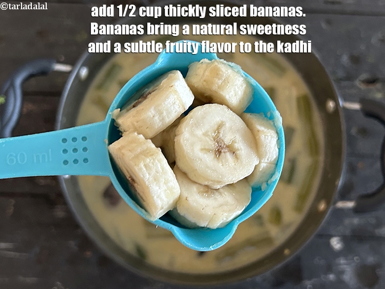 स्टेप 35 – १/२ कप&nbsp;<a href=""https://www.tarladalal.com/glossary-sliced-banana-hindi-19i"">मोटे स्लाईस्ड केले</a>&nbsp;डालें। केले कढ़ी में प्राकृतिक मिठास …