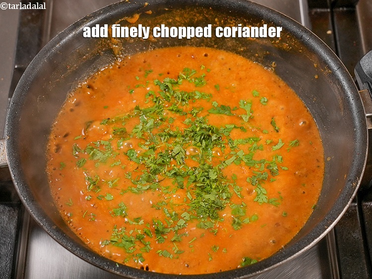 स्टेप 35 – १ टेबल-स्पून&nbsp;<a href=""https://www.tarladalal.com/glossary-chopped-coriander-hindi-783i"">बारीक कटा हुआ हरा धनिया</a>&nbsp;डालें ।