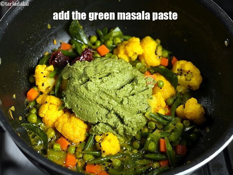 स्टेप 36 – तैयार हरा मसाला पेस्ट डालें&nbsp;।