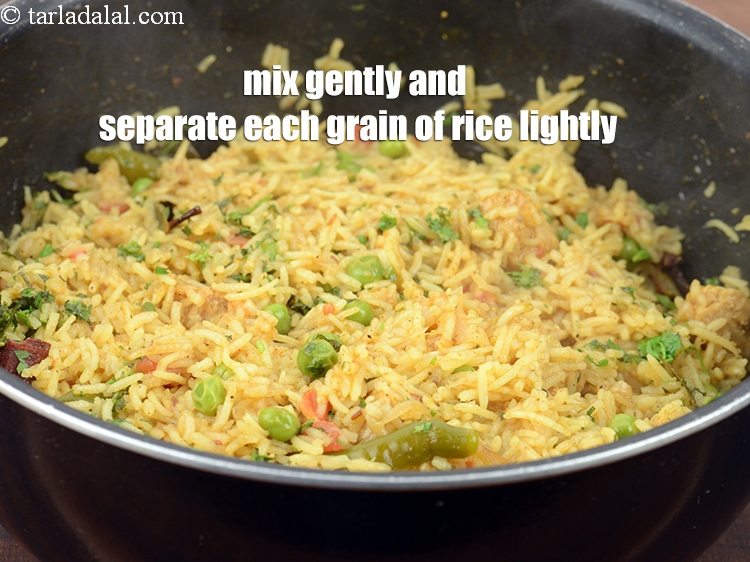 स्टेप 35 – धीरे से मिलाएं और एक सपाट चम्मच का उपयोग करके …