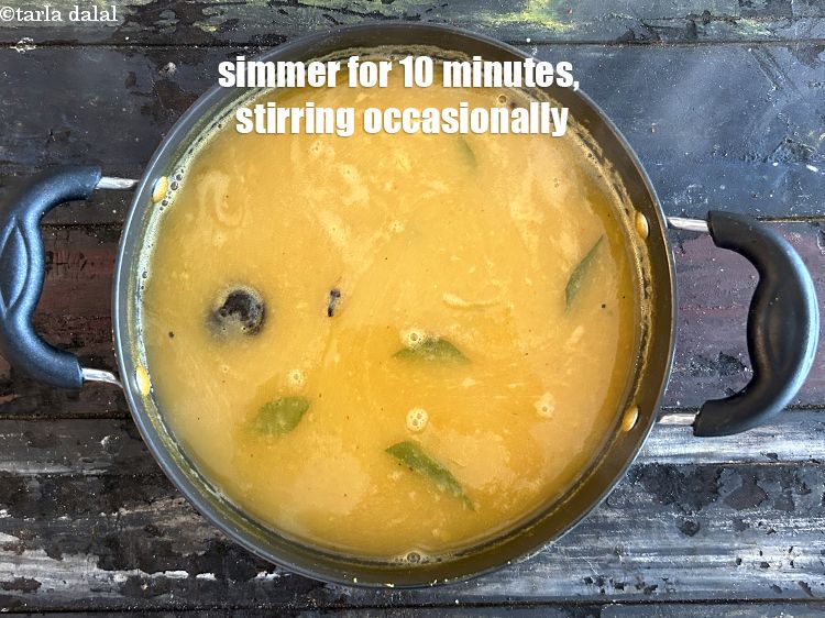 स्टेप 35 – बीच-बीच में हिलाते हुए 10 मिनट तक उबालें।