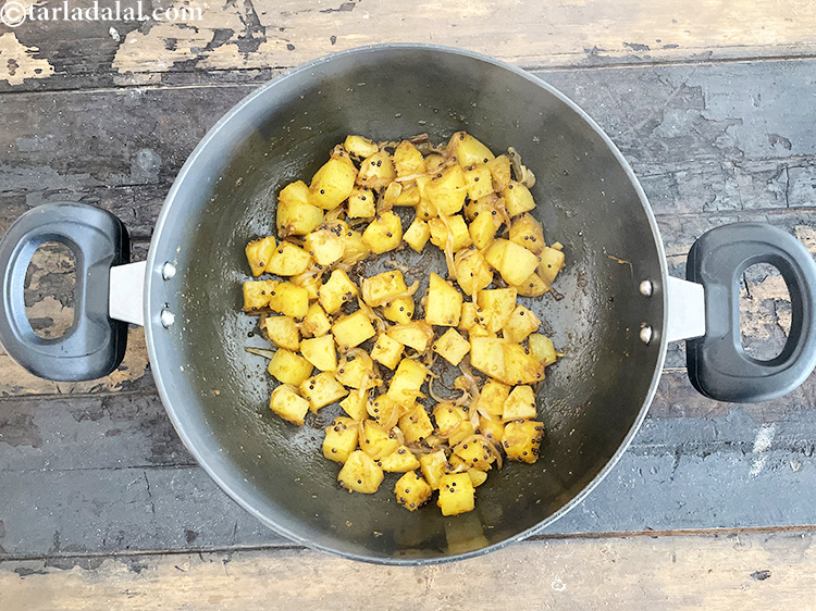 स्टेप 48 – ढ़क्कन से ढ़ककर मध्यम आंच पर ८ से १० मिनट …