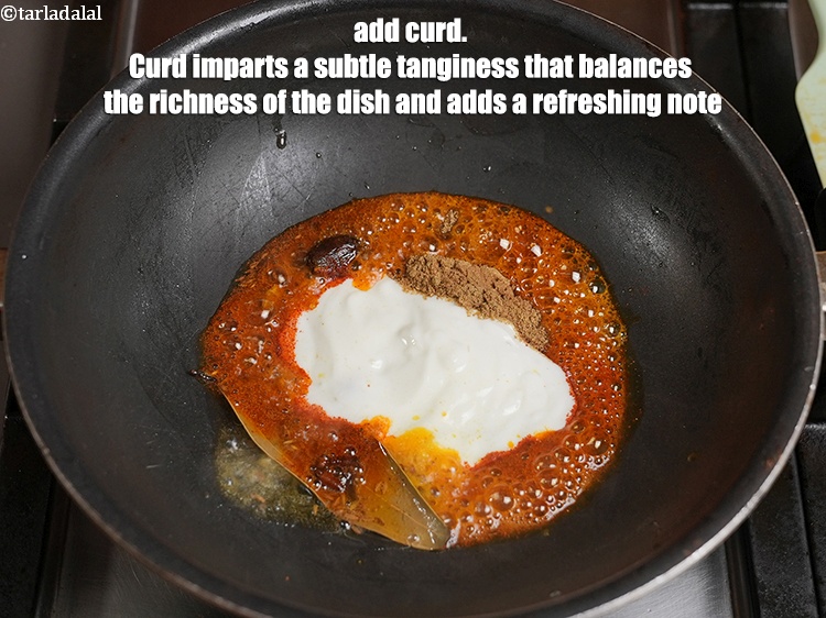 स्टेप 36 – &frac14; कप <a href="https://www.tarladalal.com/glossary-whisked-curds-hindi-2096i">फेंटा हुआ दही</a> डालें। दही एक सूक्ष्म …