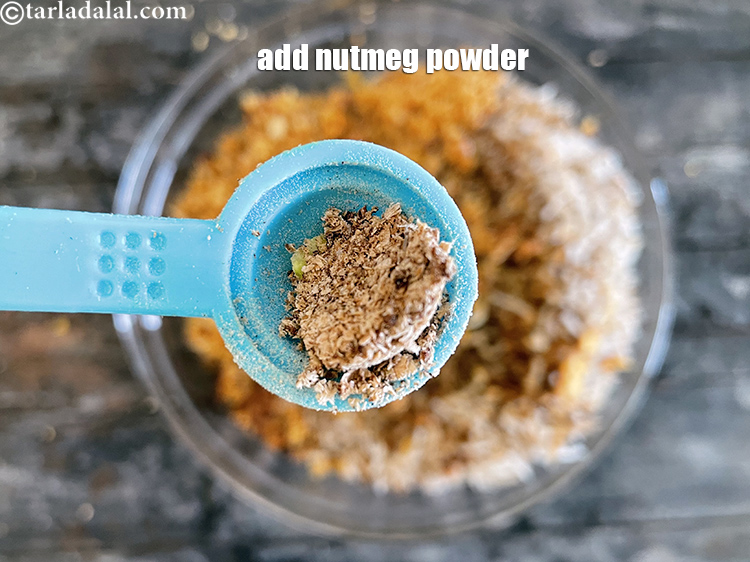 स्टेप 39 – १/४ टी-स्पून जायफल पाउडर डालें।