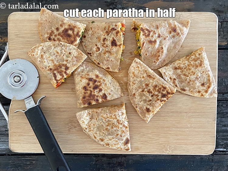 स्टेप 39 – पराठे को आधा काट लें।<br /> &nbsp;