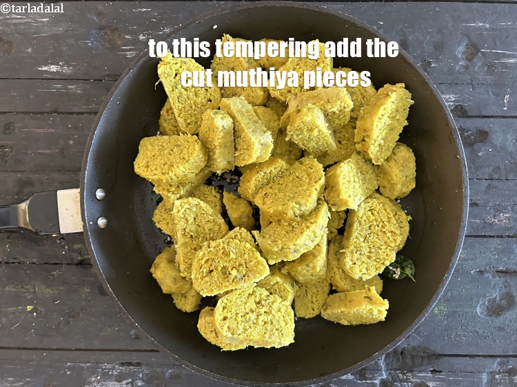 स्टेप 37 – इस तड़के में कटे हुए मुठिया के टुकड़े डाल दीजिये।