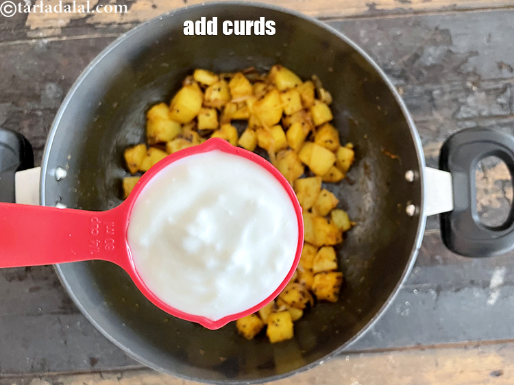 स्टेप 49 – आंच से उतारें और १/४ कप दही डालें।