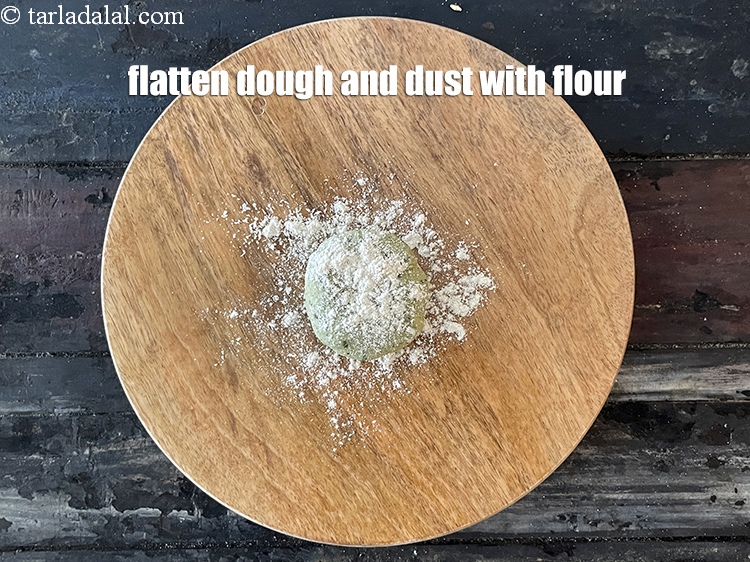 Step 37 – <meta charset="UTF-8" />Faltten the dough on a rolling board and dust with flour.&nbsp;