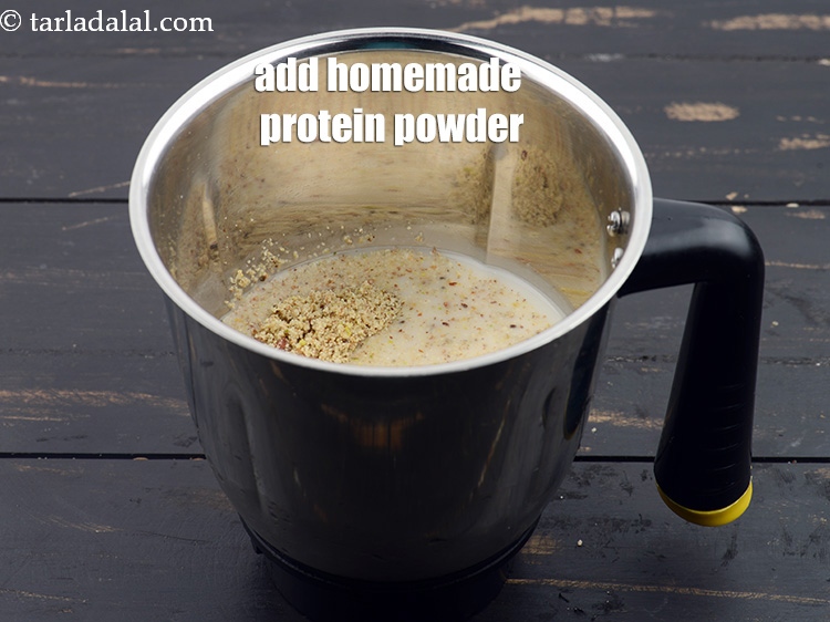 स्टेप 38 – 2 &nbsp;टेबल्स्पून&nbsp;<strong>घर का बना प्रोटीन पाउडर</strong>&nbsp;डालें ।