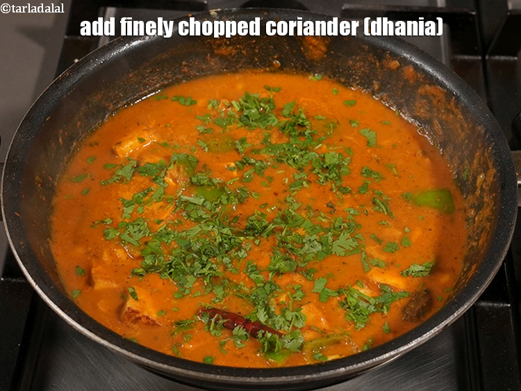 स्टेप 38 – १ टेबल-स्पून&nbsp;बारीक&nbsp;<a href=""https://www.tarladalal.com/glossary-chopped-coriander-hindi-783i"">कटा हुआ हरा धनिया</a>&nbsp;डालें ।