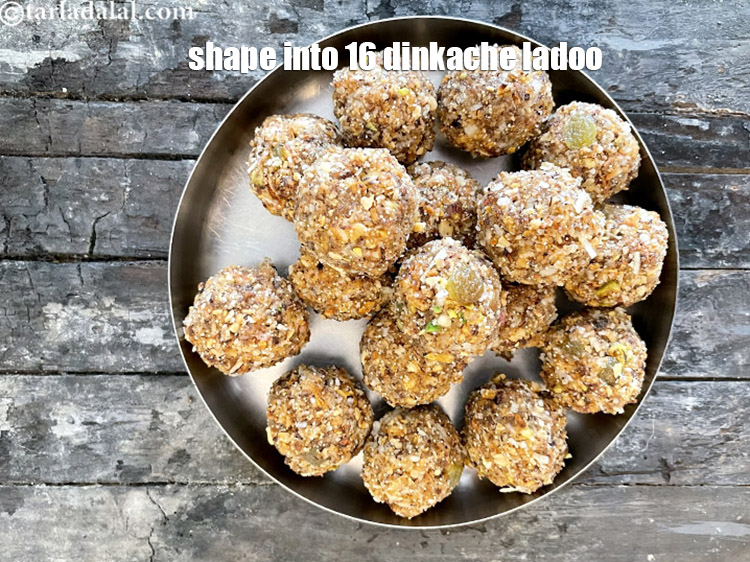 स्टेप 41 – हाथों पर घी लगाकर 16 डिंकाचे लाडू को आकार दें।