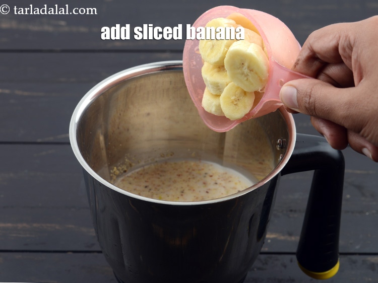 स्टेप 39 – आधा कप कटा हुआ केला डालें।