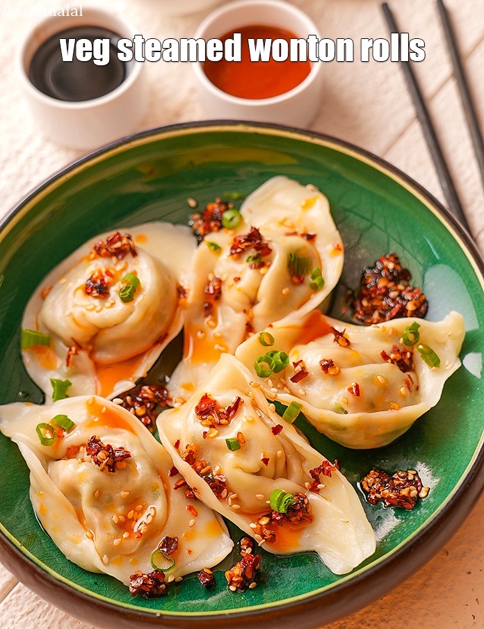 स्टेप 40 – <strong>स्टीम्ड वॉनटॉन रेसिपी&nbsp;|&nbsp;स्टीम्ड वॉनटॉन&nbsp;|&nbsp;वेज वॉनटॉन&nbsp;|&nbsp;वॉनटॉन रोल्स&nbsp;|&nbsp;</strong>को चिली ऑयल के साथ …