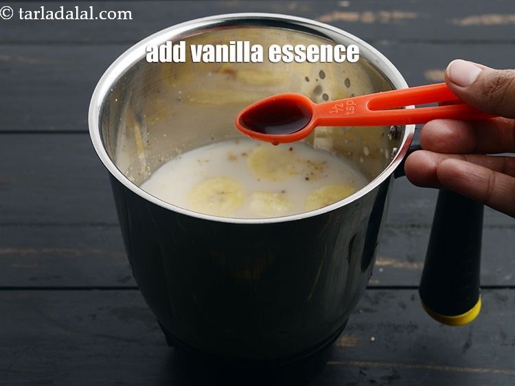 स्टेप 40 – &frac12; टीस्पून वैनिला एसेंस डालें।