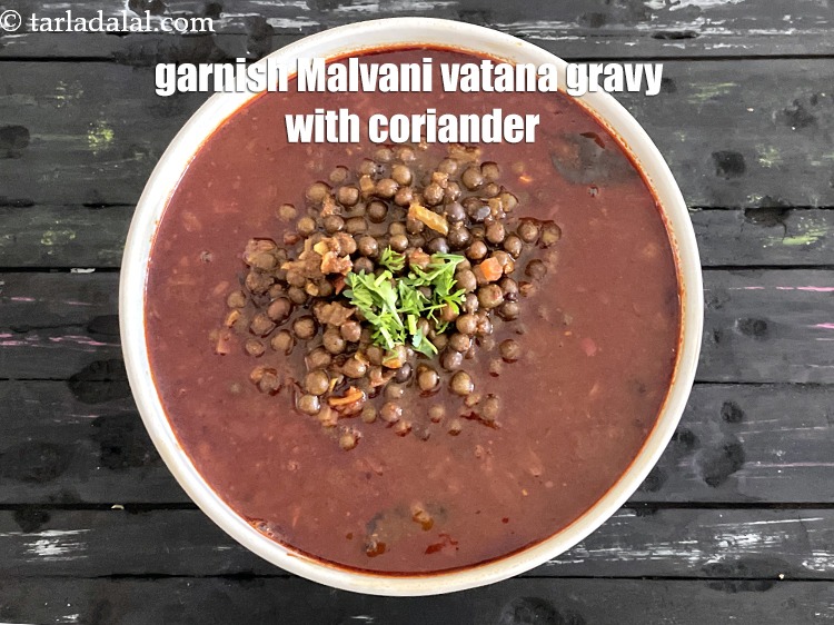 Step 39 – Garnish <strong>kala vatana usal&nbsp;</strong>with chopped coriander.&nbsp;