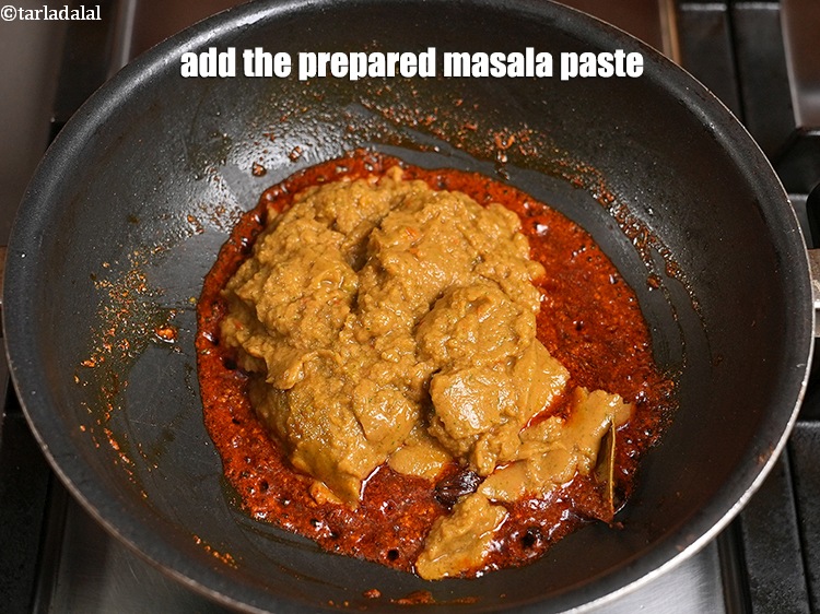 स्टेप 40 – तैयार मसाला पेस्ट डालें।