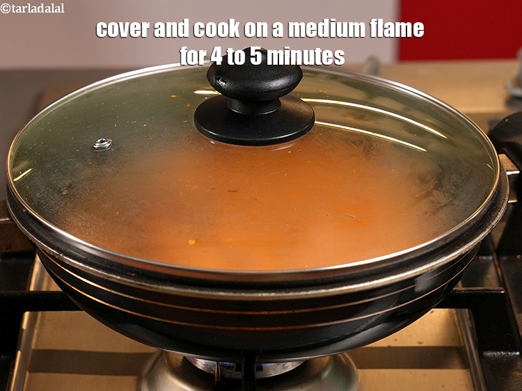 स्टेप 40 – और ढककर मध्यम आंच पर 4 से 5 मिनट तक …