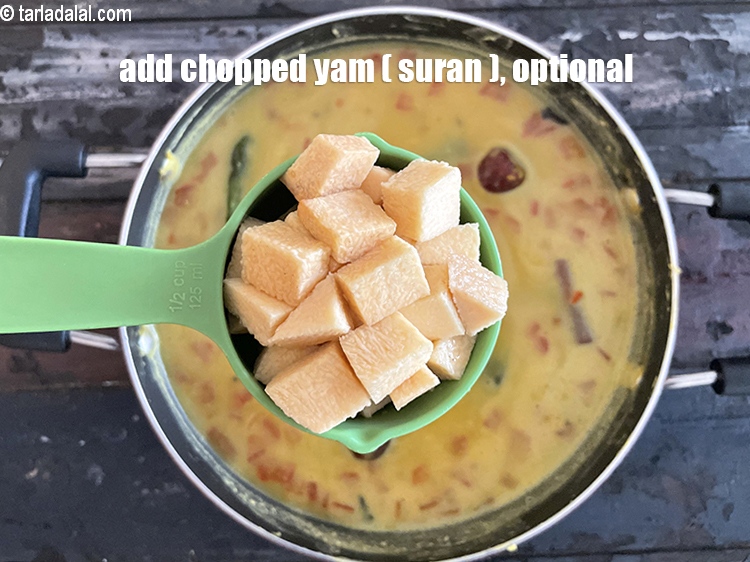 स्टेप 40 – १/२ कप&nbsp;<a href=""https://www.tarladalal.com/glossary-chopped-yam-hindi-806i"">कटा हुआ सुरण</a> डालें। यह वैकल्पिक है।