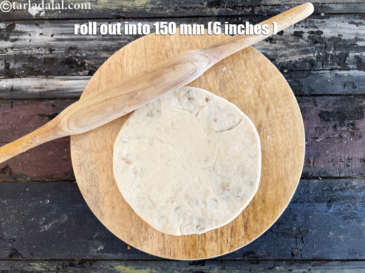 Step 38 – <meta charset="UTF-8" />Roll again into a 150 mm. (6&rdquo;) diameter circle using a little plain …