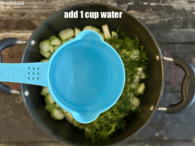 स्टेप 6 – <strong>१ कप</strong>&nbsp;पानी डालें।