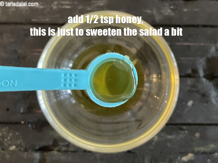 स्टेप 22 – १/२ टी-स्पून&nbsp;<a href=""https://www.tarladalal.com/glossary-honey-hindi-467i"">शहद</a>&nbsp;डालें।&nbsp;&nbsp;