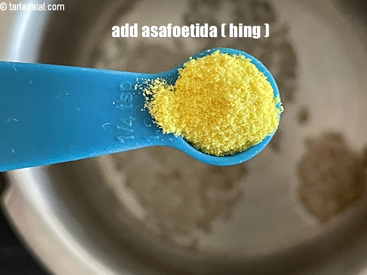 स्टेप 7 – १/४ टी-स्पून हींग डालें।