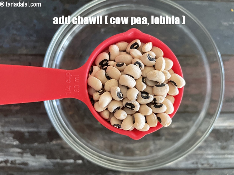 Step 5 – Add&nbsp;<meta charset="UTF-8" />1/4 cup&nbsp;<a href="glossary-chawli-black-eyed-beans-lobia-cowpeas-190i">chawli (cow pea / lobhia)</a>.