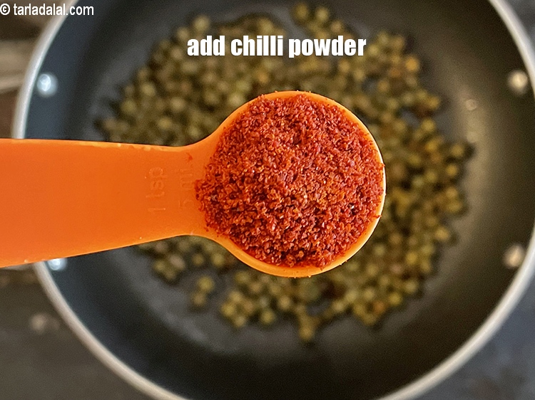 स्टेप 14 – १ १/२ टी-स्पून&nbsp;<a href=""https://www.tarladalal.com/glossary-chilli-powder-red-chilli-powder-hindi-339i"">लाल मिर्च पाउडर</a>&nbsp;<span style=""font-size:11.0pt""><span style=""background-color:white""><span style=""font-family:&quot;Nirmala UI&quot;,sans-serif""><span …