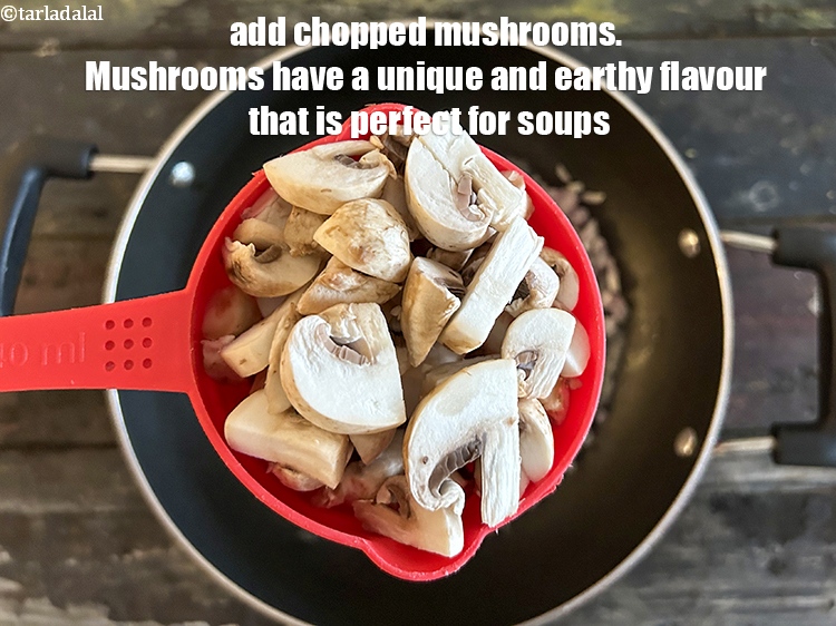 स्टेप 21 – <a href=""https://www.tarladalal.com/glossary-chopped-mushrooms-hindi-789i"">कटे हुए मशरूम (खुंभ)</a>&nbsp;डालें&nbsp;&nbsp;। मशरूम में एक अनोखा और …