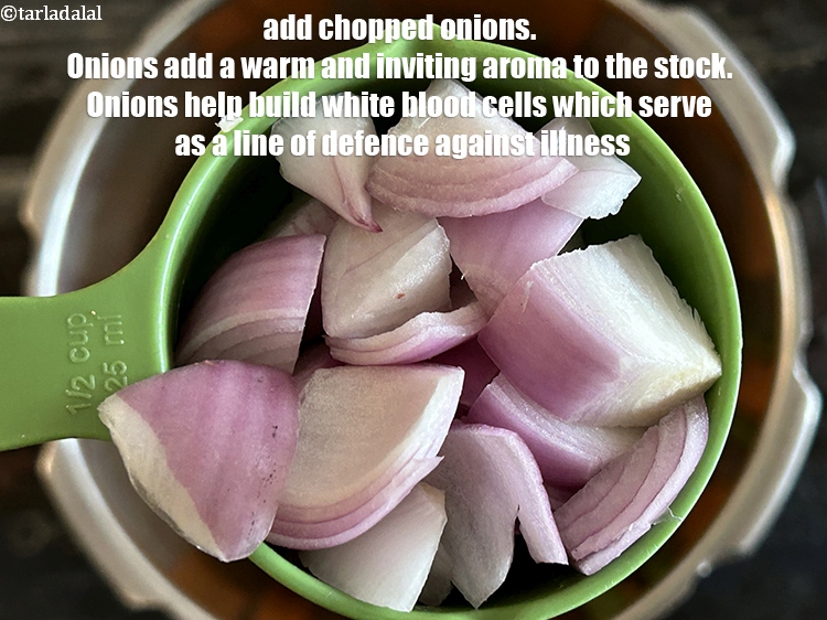 स्टेप 5 – १/२ कप&nbsp;मोटे तौर पर&nbsp;<a href=""https://www.tarladalal.com/glossary-chopped-onions-hindi-722i"">कटा हुआ प्याज</a>&nbsp;डालें।&nbsp;प्याज स्टॉक में एक …