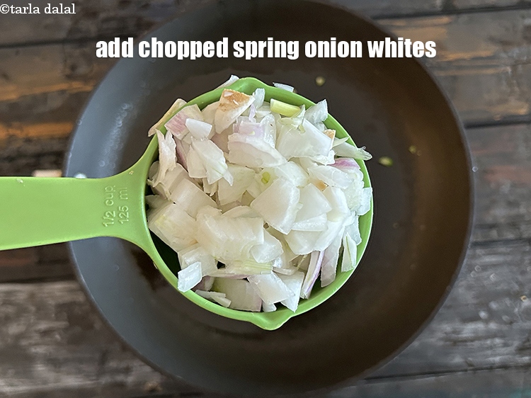 स्टेप 9 – १/२ कप&nbsp;<a href=""https://www.tarladalal.com/glossary-chopped-spring-onion-whites-hindi-815i"">कटा हुआ हरे प्याज का सफेद भाग</a>&nbsp;डालें।