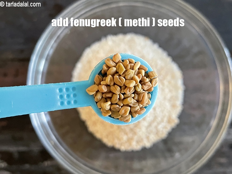 स्टेप 6 – १/२ टी-स्पून&nbsp;<a href=""https://www.tarladalal.com/glossary-fenugreek-seeds-methi-dana-methi-ke-dane-methi-seeds-hindi-991i"">मेथी के बीज</a>&nbsp;डालें।